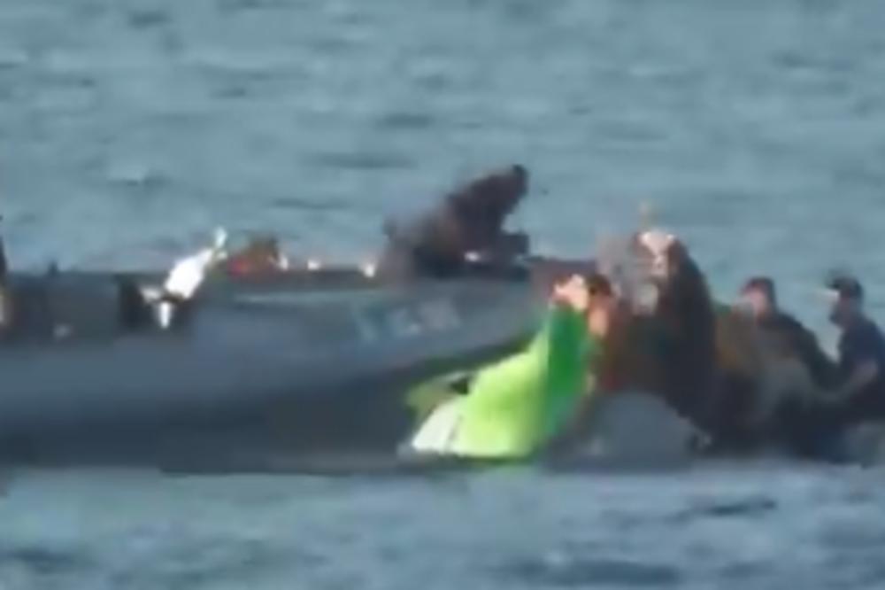 GRČKA STRAŽA ŠTAPOVIMA POTAPA ČAMAC SA MIGRANTIMA! Isplivao JEZIV SNIMAK, jedno dete se udavilo? (VIDEO)