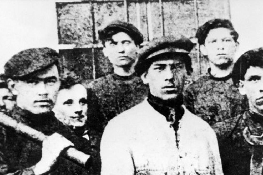 NA OVOJ SLICI JE ČOVEK KOJI JE ODREDIO SUDBINU SRBIJE! Prepoznajete li ga? (FOTO)