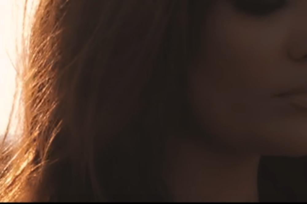 OSVANULA FOTOGRAFIJA PEVAČICE IZ MLAĐIH DANA: Nikada nećete provaliti o kome se radi, a VELIKA JE ZVEZDA DANAS!