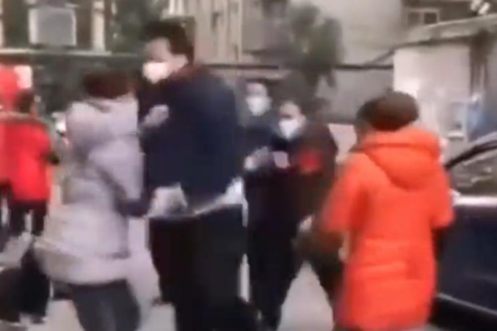 DŽINOVSKOG KINEZA POKUŠALI SU DA ODVEDU U KARANTIN: Nijedan bolničar nije mogao da ga savlada (VIDEO)