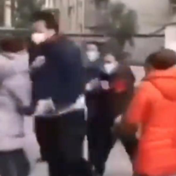 DŽINOVSKOG KINEZA POKUŠALI SU DA ODVEDU U KARANTIN: Nijedan bolničar nije mogao da ga savlada (VIDEO)