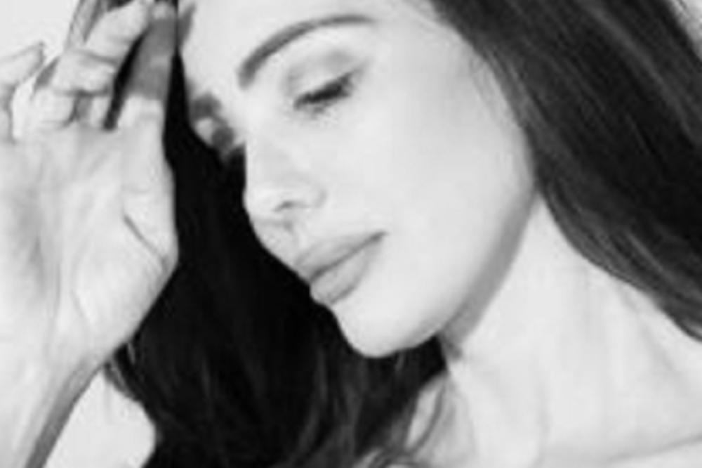 GLUMAC SILOVAO MANEKENKU DOK JE NJEGOV DRUG NA JOŠ GNUSNIJI NAČIN UZNEMIRAVAO: Dobila 135.000 za PRETPLJEN BOL!