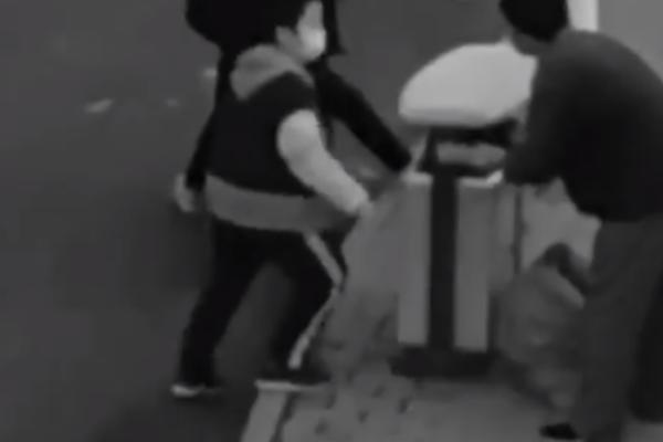 SCENA NA ULICI KOJA JE RASTOPILA I NAJTVRĐA SRCA: Pogledajte šta je ovaj dečak uradio beskućniku! (VIDEO)