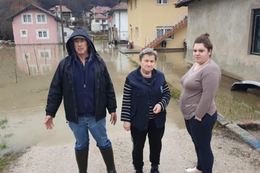 MEŠTANI NASELJA U PRIJEPOLJU OČAJNI! Voda se izlila na ulice, meštani su nemoćni! BRANE SE DŽAKOVIMA! (FOTO)