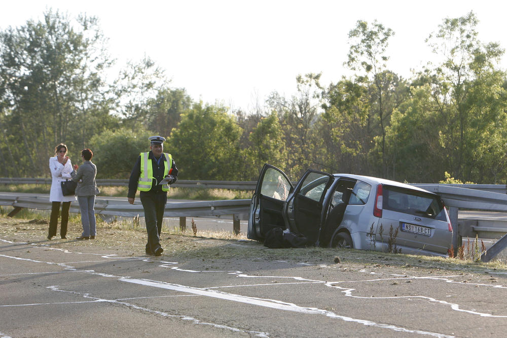 TEŽAK UDES NA AUTO-PUTU! Jedno vozilo SMRSKANO i zakucano u bankinu, drugo sletelo sa kolovoza