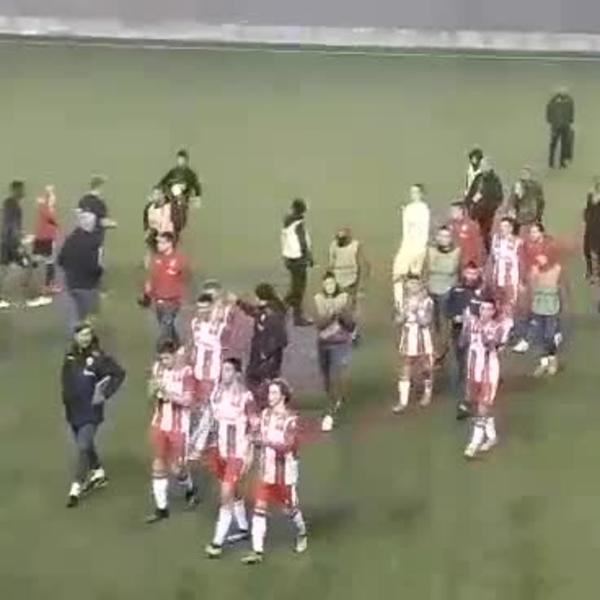 DELIJE NAPALE DANSKE FUDBALERE POSLE MEČA NA KROVU: Igrači Zvezde morali da im pomognu da napuste objekat!