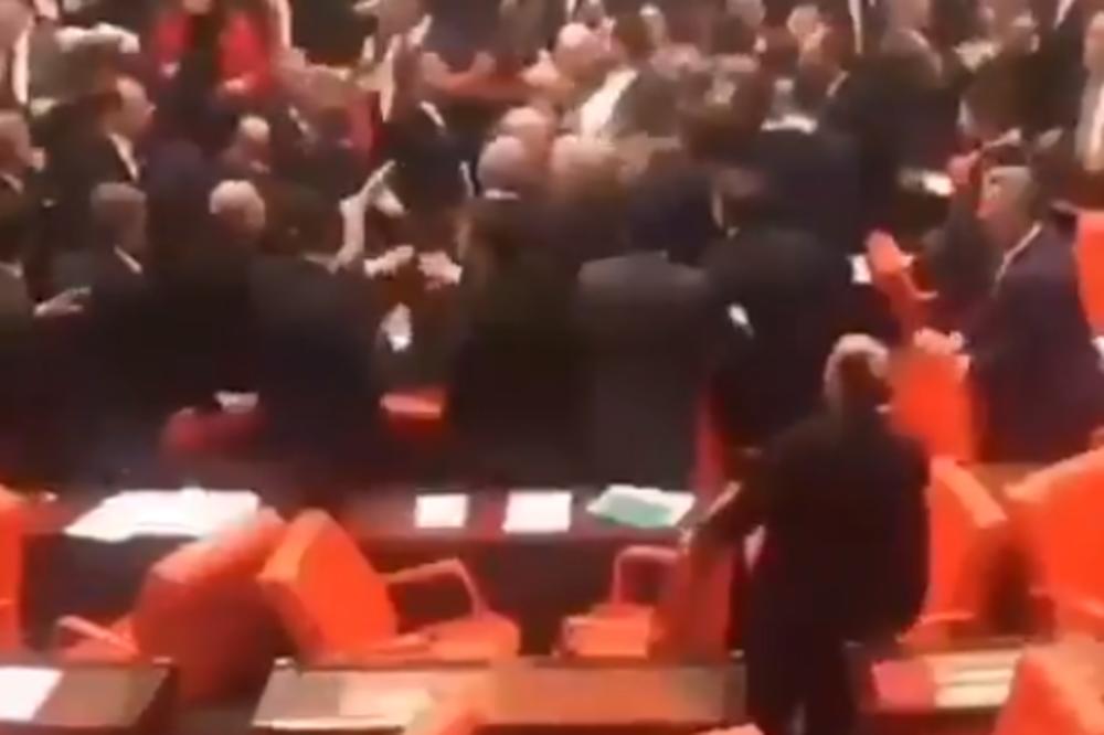 POPEO SE NA STO, PA GA ZALEPIO PESNICOM U GLAVU: Opšti haos u PARLAMENTU, poslanici se tuku do KRVI! (VIDEO)