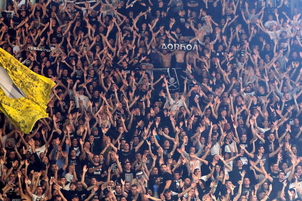 UŽAS! BRUTALAN NAPAD POLICIJE NA GROBARE! Igrači crno-belih uplakani!