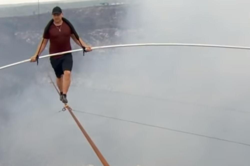 OVAJ ČOVEK JE NEUSTRAŠIV: Zalediće vam se krv u žilama kada vidite IZNAD ČEGA je hodao na KONOPCU (VIDEO)