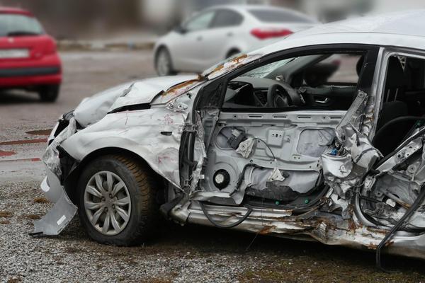 NIŠLIJA PLATIO KAZNU I IZBEGAO VRAĆANJE U ZATVOR, PA PIJAN IZAZVAO UDES! U njemu su povređene 3 osobe!