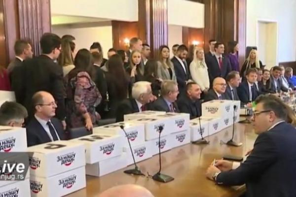 BROJ 1 NA GLASAČKOM LISTIĆU: SNS predala izbornu listu Aleksandar Vučić - za našu decu!