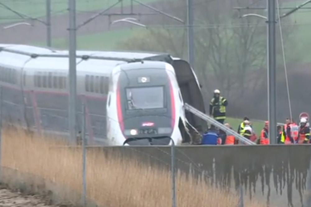 2 VOZA ISKOČILA IZ ŠINA U ŠVAJCARSKOJ: Ima povređenih (FOTO)