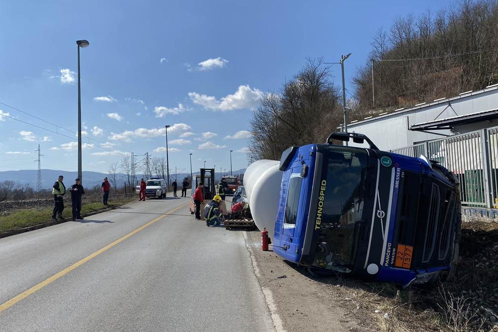 PREVRNULA SE CISTERNA KOD POŽEGE! Zna se u kakvom je stanju VOZAČ! (FOTO)