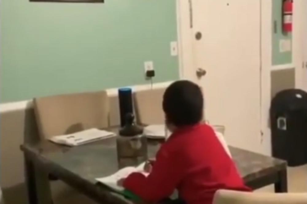 MISLIO JE DA GA MAJKA NE GLEDA: Snimala svog sina dok je radio DOMAĆI, nije mogla da se načudi onome što je radio!