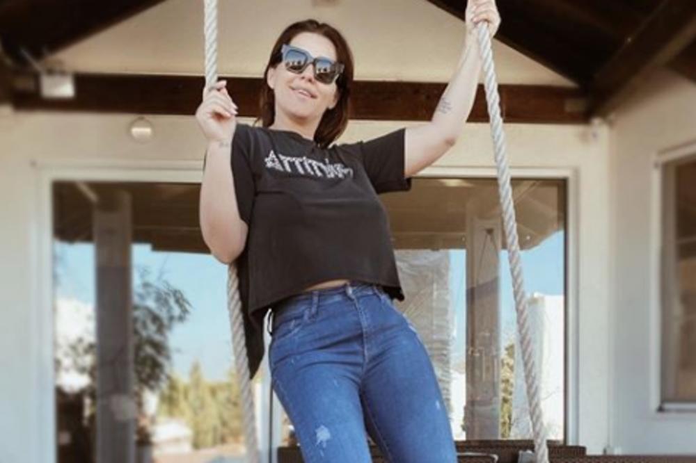 NEDAVNO SE PORODILA, SEKA SE UVUKLA U USKE FAMERKE, A ONDA OKRENULA ZADNJICU: Niko ne može da veruje U PRIZOR!