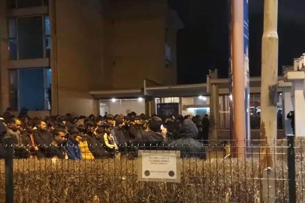 SNIMAK GLEDAJTE NA SOPSTVENU ODGOVORNOST, ZBOG OVOGA JE SRBIJA U ŠOKU: Migranti u Šidu viču ALAHU EKBER!