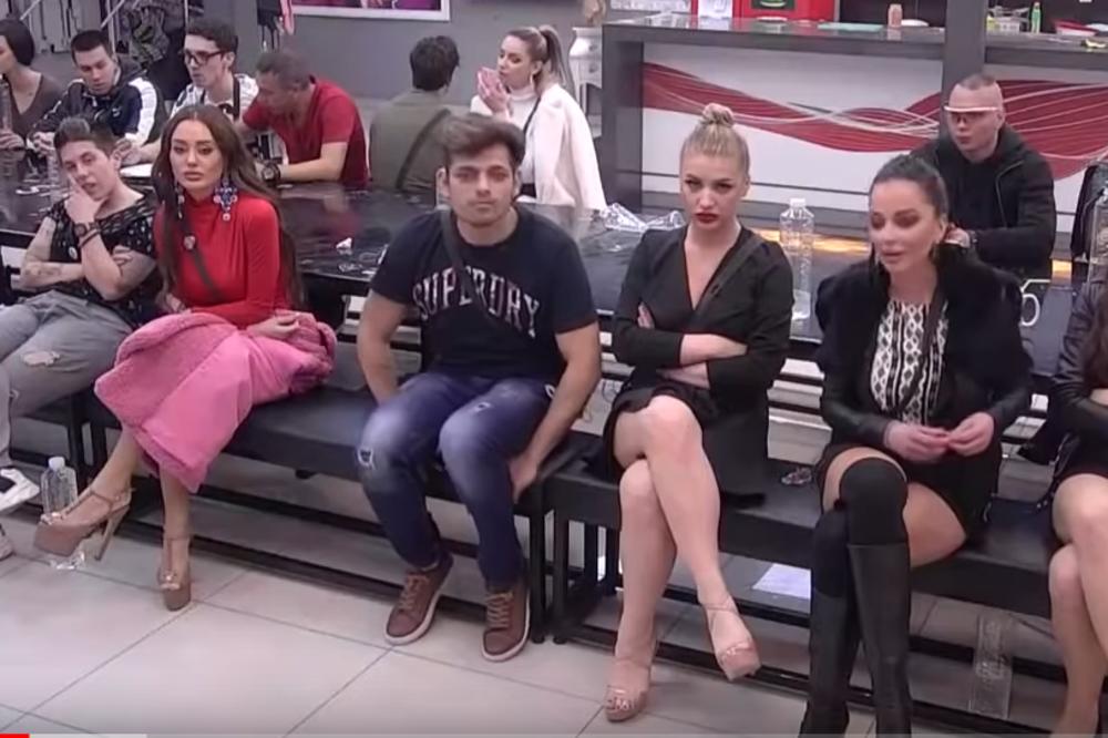 ZADRUGARKA OTKRILA KAKO IZGLEDA KADA STE USVOJENI! Usred zime spavanje u kući za pse, modrice i jezive batine!