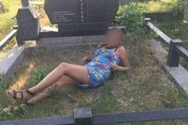 SLIKALA SE NA GROBLJU, PA OBJAVILA NA FEJSBUKU, ALI TO NIJE NAJGORE: O ovoj devojci Srbija BRUJI! (FOTO)