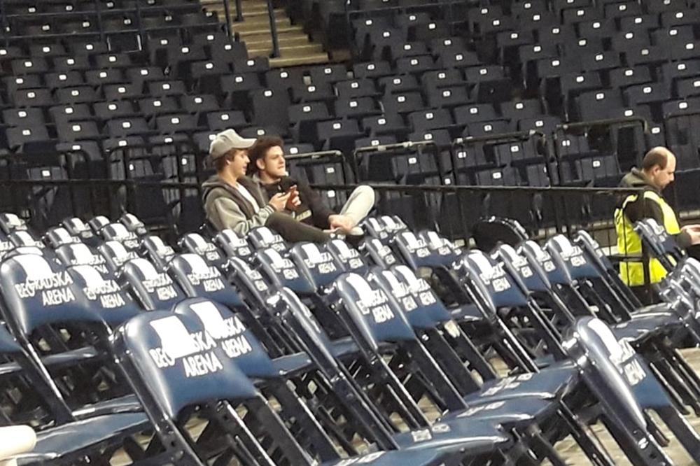 ONI SE NE PLAŠE KORONAVIRUSA: Zvezde Partizana u inat dušmanima gledaju Dačka - Virtus!