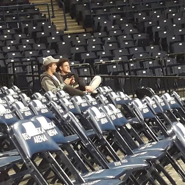 ONI SE NE PLAŠE KORONAVIRUSA: Zvezde Partizana u inat dušmanima gledaju Dačka - Virtus!