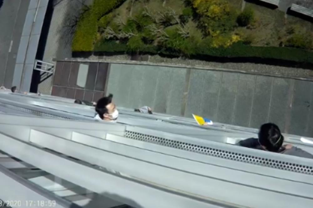 SRBI U KARANTINU ZBOG KORONAVIRUSA U JAPANU SNIMILI KAKO IM IZGLEDA DODIR SA SPOLJNIM SVETOM: Pogledajte! (VIDEO)