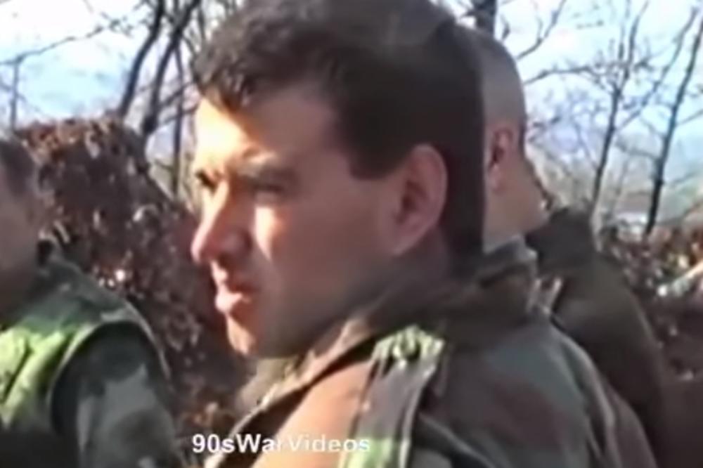 OVAKVOG LEGIJU NIKAD NIKO NIJE VIDEO: U jednoj ruci drži pušku, a u drugoj.... OVO OTKRIVA KAKAV MU JE KARAKTER