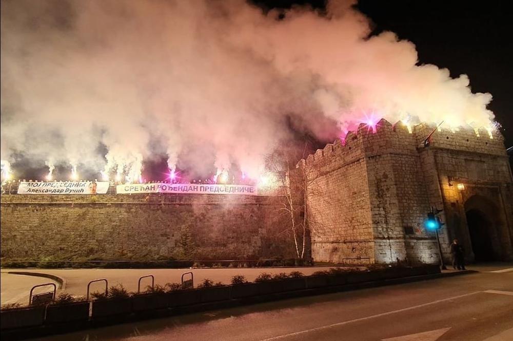 Vučiću čestitali rođendan bakljadom sa bedema niške Tvrđave