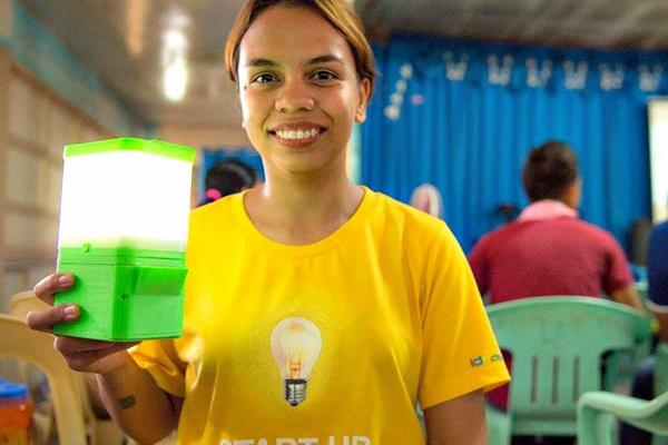 OVA DEVOJKA SMISLILA JE IZUM KOJI ĆE POMOĆI DOMAĆINSTVIMA BEZ STRUJE: Njena LAMPA radi na neverovatan način (VIDEO)