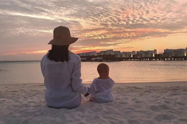 PRIJINO PISMO SINU RAZNEŽILO SVE, 1.PUT OBJAVILA ZAJEDNIČKU FOTOGRAFIJU: Gledaju zalazak sunca, a tek reči...