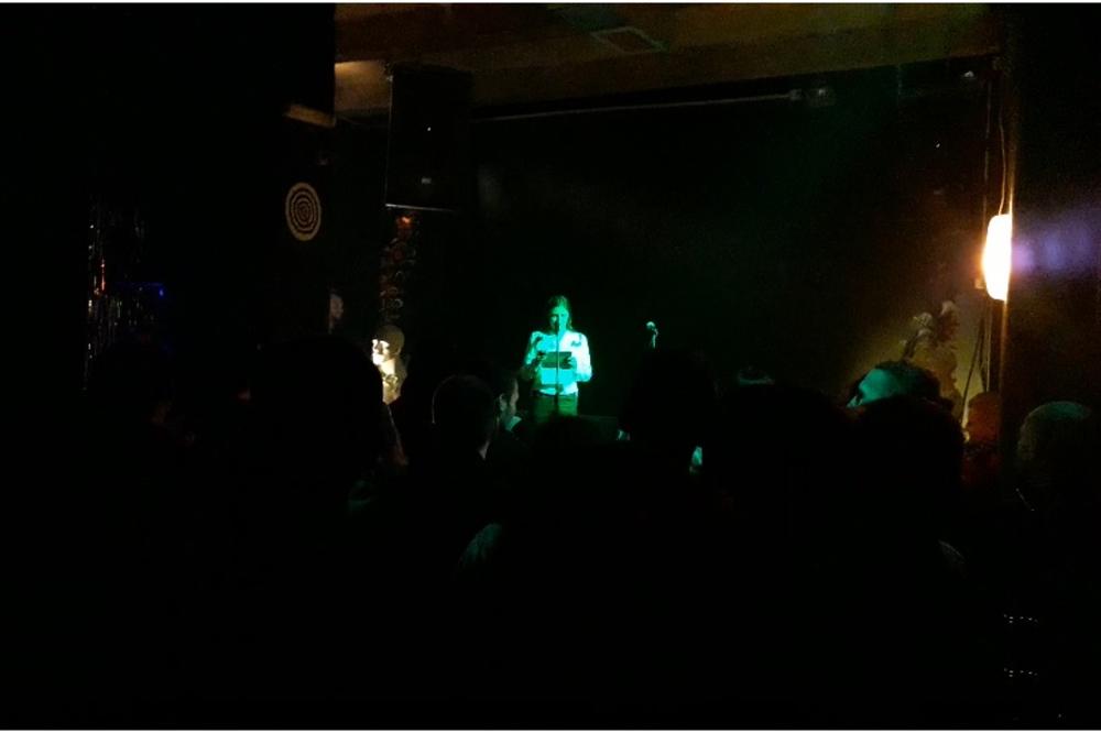 SRPSKA POEZIJA IMA BUDUĆNOST: Svi mi i REJMOND KARVER - čitanje andergraund poezije u prepunom klubu Knap