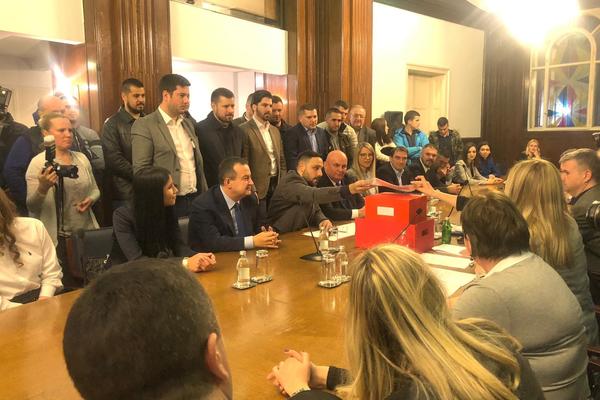 SPS I JS PREDALI IZBORNU LISTU RIK-u: Listu je potpisalo 18.600 građana