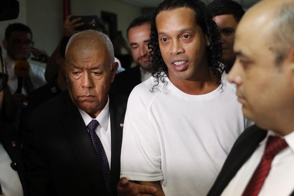 ODBIJENA BASNOSLOVNA KAUCIJA: Ronaldinjo ostaje u zatvoru!