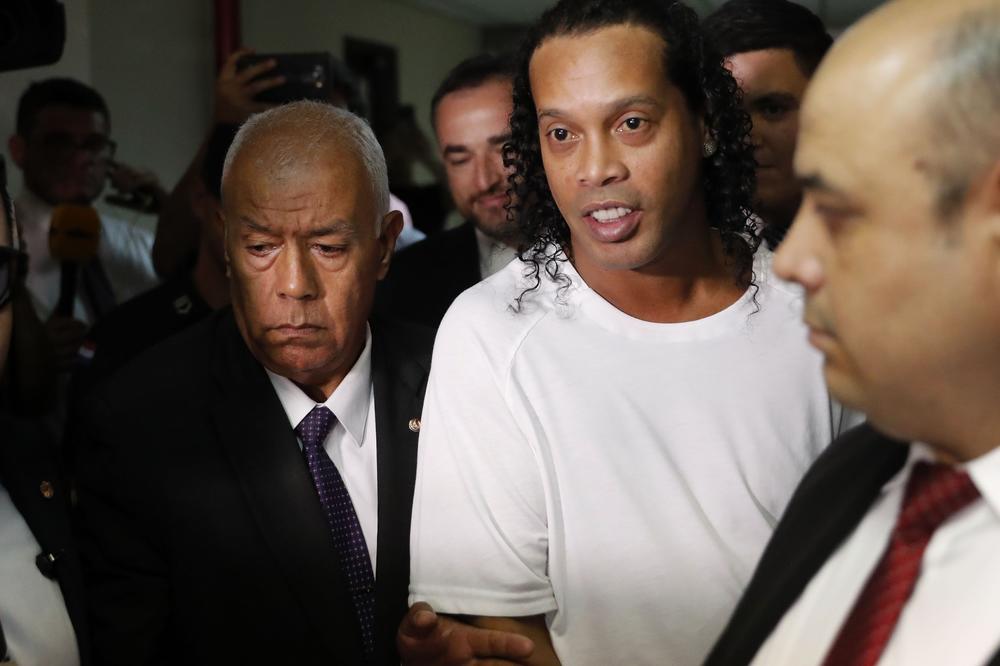 ODBIJENA BASNOSLOVNA KAUCIJA: Ronaldinjo ostaje u zatvoru!