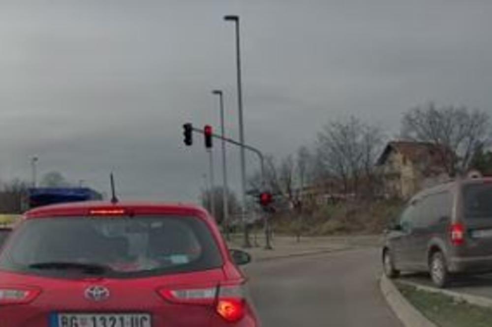 BAHATI VOZAČ UHVAĆEN NA DELU U BEOGRADU: Pogledajte koliko grešaka je vozač napravio za 15 sekundi! (VIDEO)