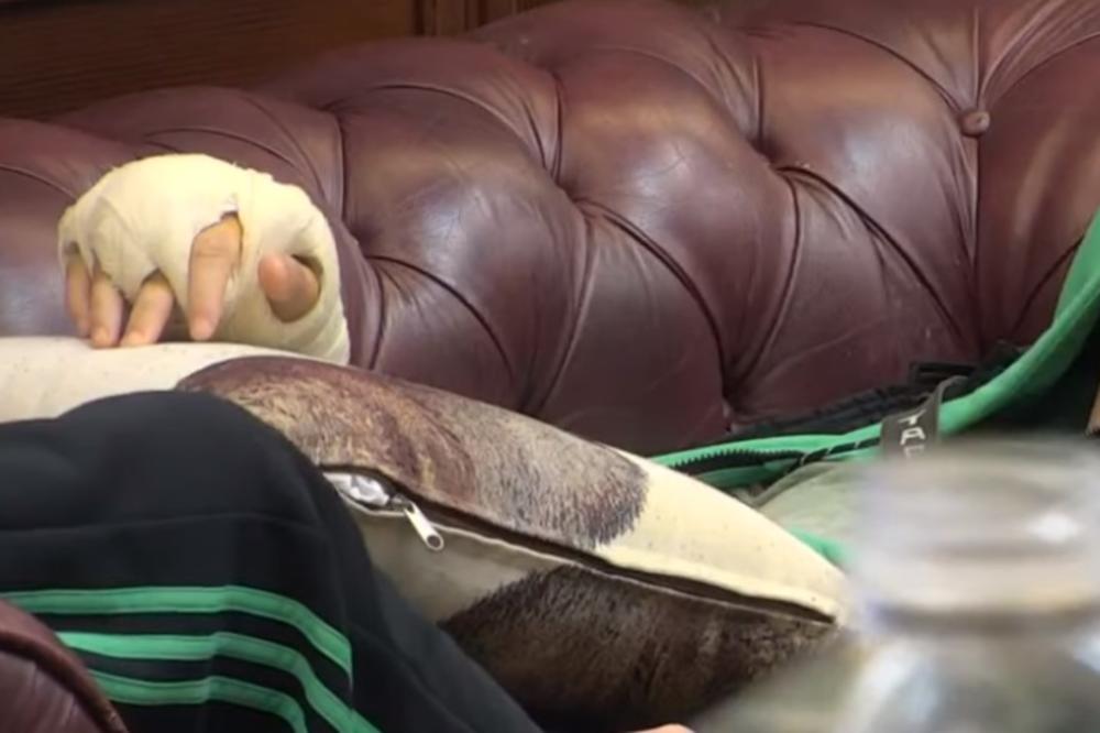 MODRI PRSTI, NE MOŽE DA JE POMERA! Kamera SNIMILA SMRSKANU RUKU zadrugara, uznemirujući VIDEO