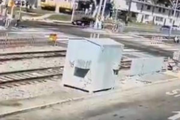 SMRT ZA DLAKU UŽIVO: Ovaj video gledajte na sopstvenu odgovornost! (VIDEO)
