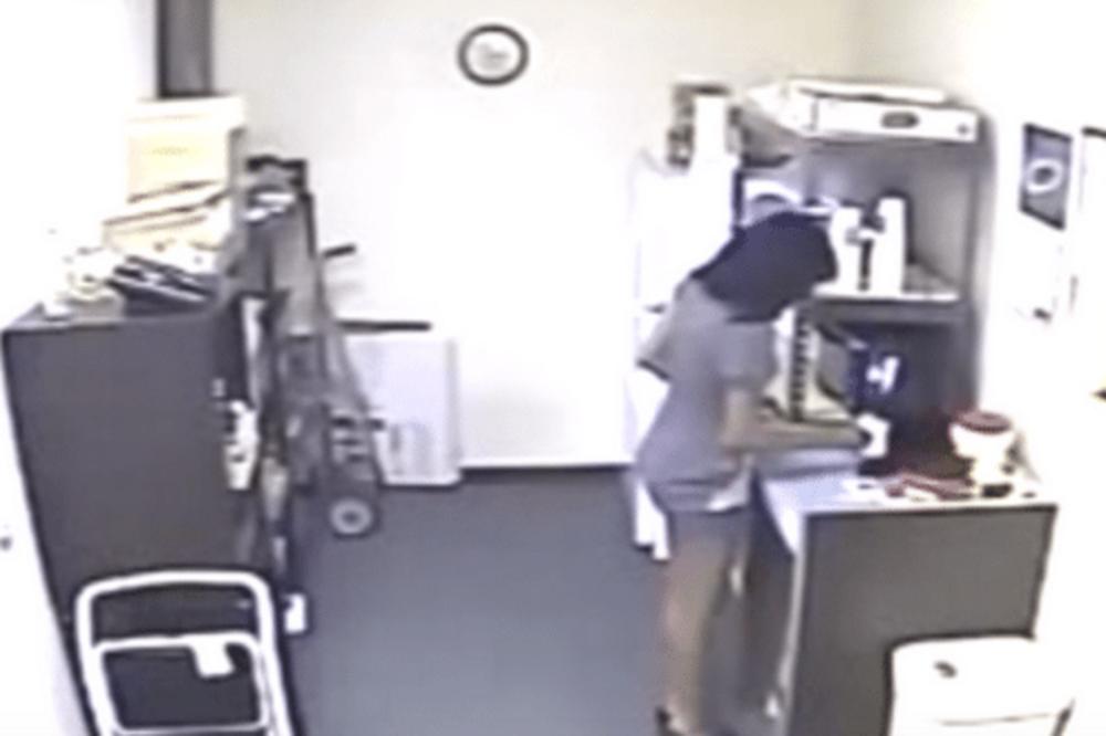 SEKRETARICA UHVAĆENA NA KAMERI! OVAKO GNUSNU STVAR NIKO NE BI URADIO: Šef je uhvatio na licu mesta! (VIDEO)