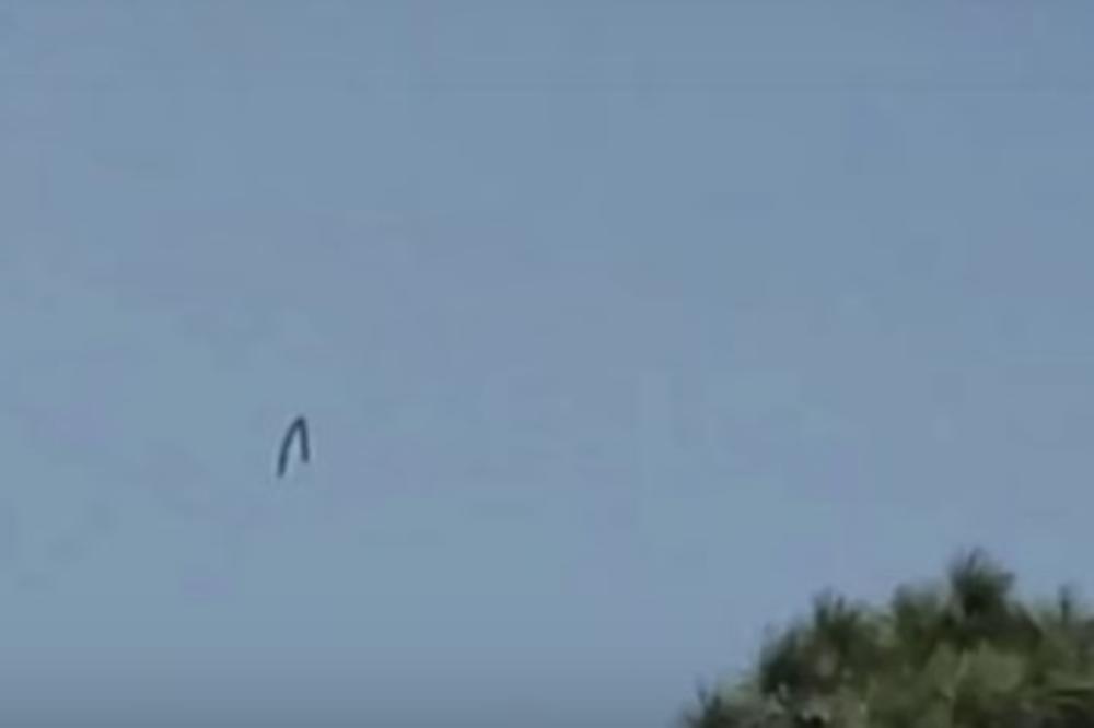 NEŠTO JE IZLETELO IZ MUNJE I ZAPLOVILO PO NEBU: Cela PLANETA se pita da li je ovo BOŽJI ZNAK?! (VIDEO)