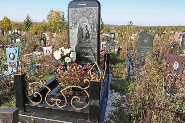 NA GROBLJU U RUSIJI OSVANUO NEVEROVATAN PRIZOR! Otac je uradio nešto srceparajuće za svoju preminulu ćerku (FOTO)