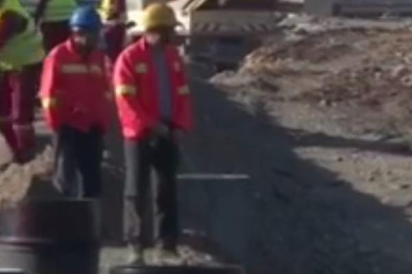 USRED DNEVNIKA MUŠKARAC URINIRA! Ova scena nikad nije zabeležena, ALI ZATO SE NA TV-U SVE JASNO VIDELO! (VIDEO)