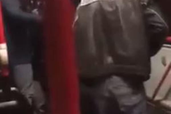 UBIJ GA BRE, JE**M MU SVE! Brutalna tuča u GSP-u, PUTNICI VRIŠTE, a sve zbog JEDNE STVARI! Srbija ZGROŽENA! (VIDEO)