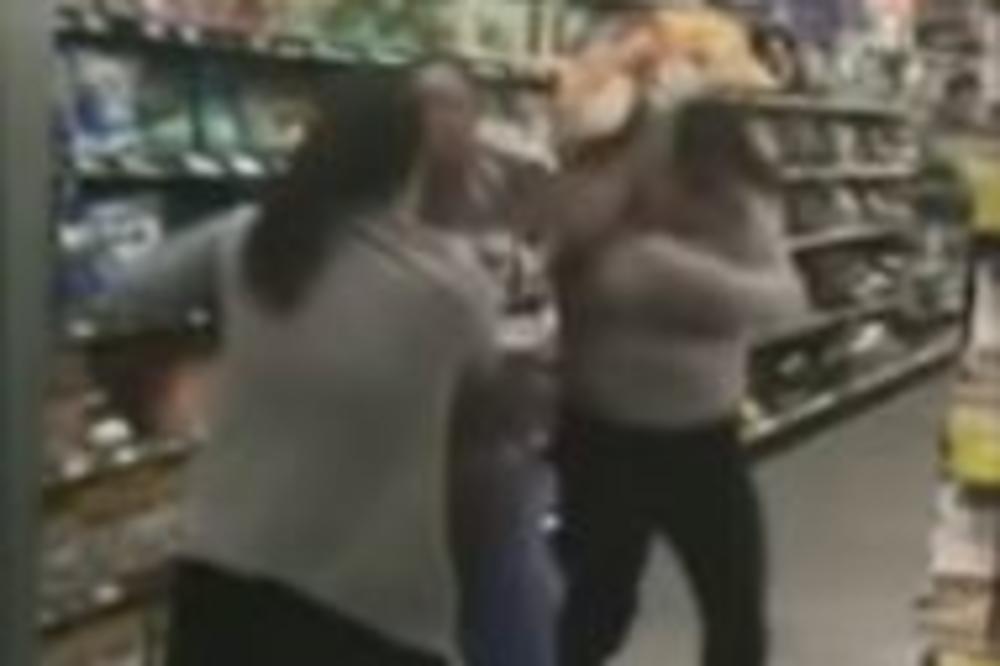 POBILE SE USRED PRODAVNICE ZBOG TOALET PAPIRA: Žene se zabadaju pesnicama, jedna izvukla BAŠ DEBEO KRAJ! (VIDEO)
