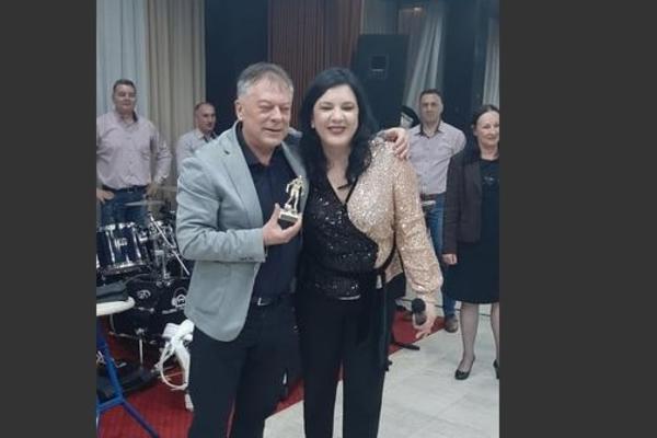 ŽURKA NA DAN ŽENA KAKVU NIKO NIJE OČEKIVAO: Tončev uz ZVEZDU GRANDA LUMPUJE SA DAMAMA! (FOTO)