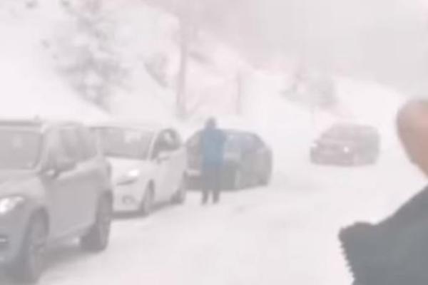 DVE SAOBRAĆAJNE NESREĆE NA PUTU ZA KOPAONIK: Kolona vozila čeka, DOK SNEG VEJE!