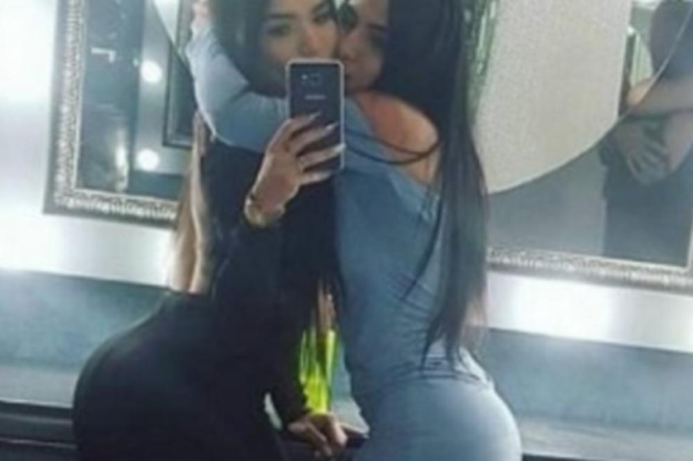 DEVOJKE SE SLIKALE U VRELIM POZAMA, ALI ZBOG JEDNOG DETALJA IM SE SVI SMEJU: Ima li većeg BLAMA od OVOGA? (FOTO)