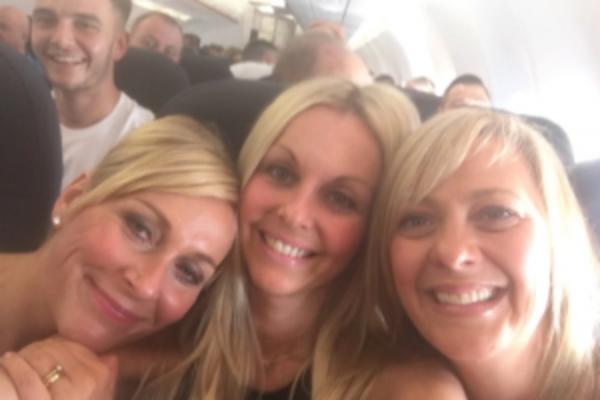 USLIKALE SE U AVIONU, ALI KADA SU VIDELE FOTKU OSTALE SU NEPOMIČNE: Nešto ih je sve vreme PROGONILO! (FOTO)