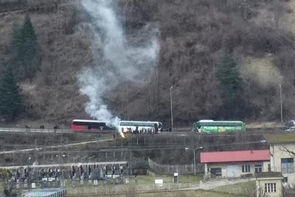 SULUDO! SUDAR DVA AUTOBUSA: Navijači iz Banjaluke palili baklje dok su čekali policiju!