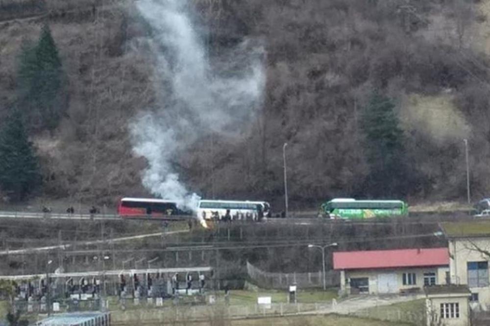 SULUDO! SUDAR DVA AUTOBUSA: Navijači iz Banjaluke palili baklje dok su čekali policiju!