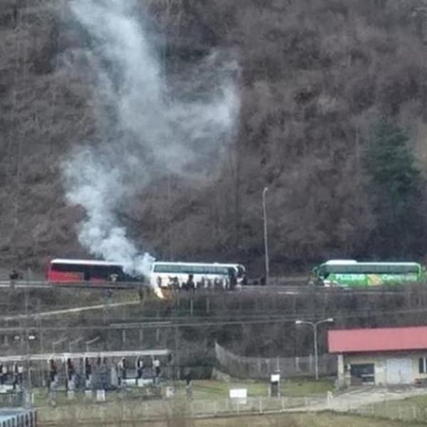 SULUDO! SUDAR DVA AUTOBUSA: Navijači iz Banjaluke palili baklje dok su čekali policiju!
