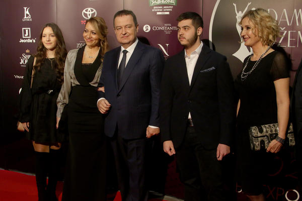 DAČIĆEV NAJVEĆI HIT DOSAD: Dobio nagradu DŽENTLMEN GODINE, pa onda uzeo MIKROFON i zapevao sa NJIM! (VIDEO)